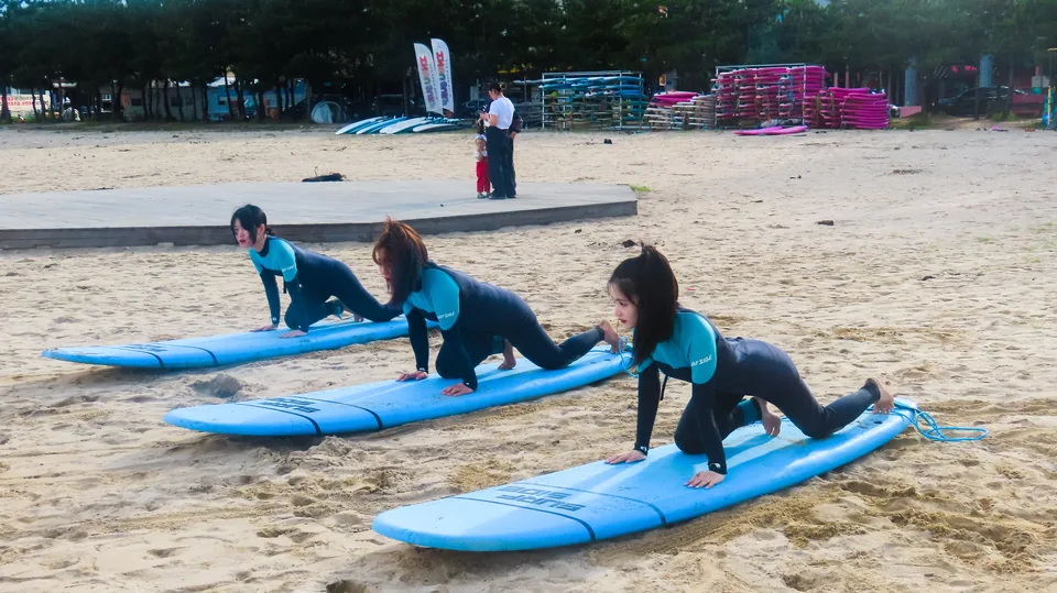 인구해변 모래사장 서핑 강습 장면 1