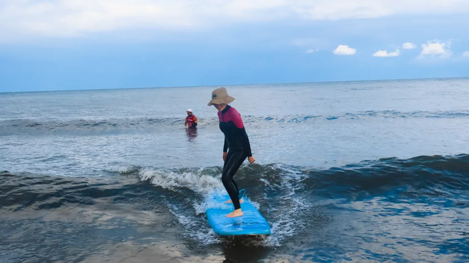 양양 인구해변에서 파도를 타는 서퍼